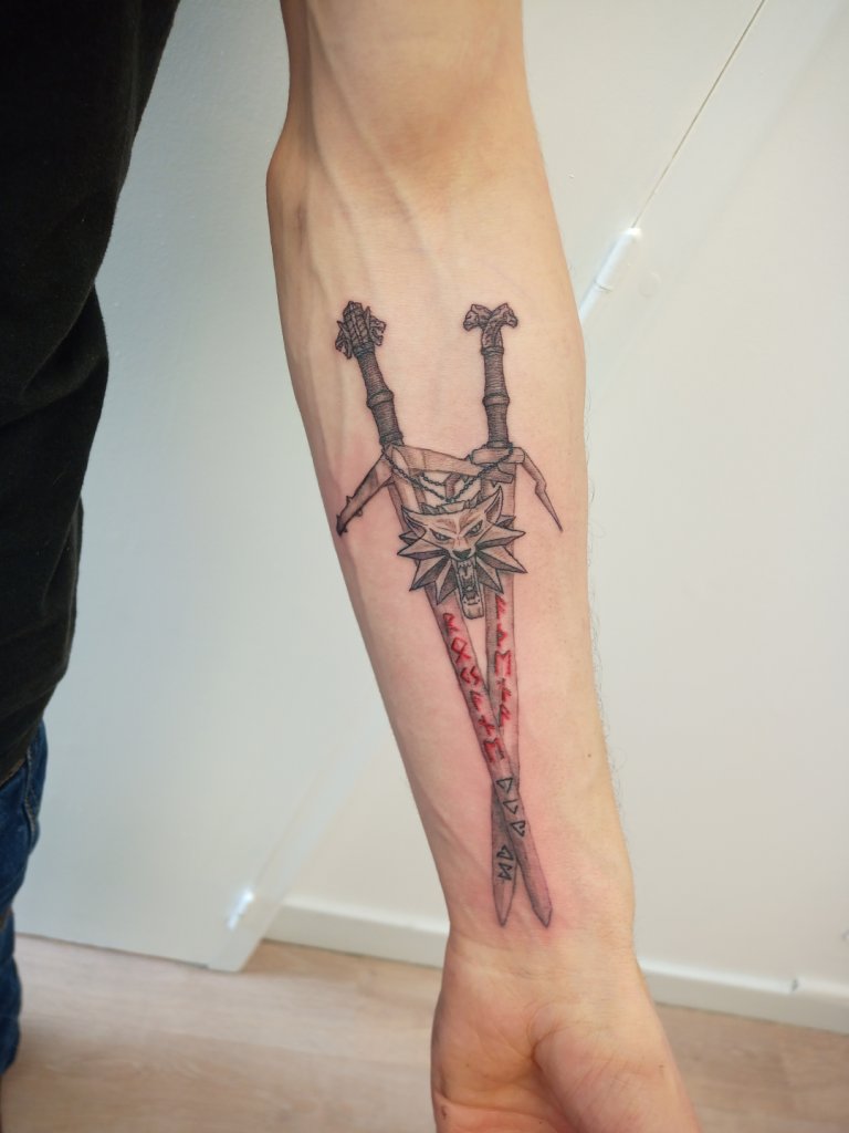 Tatouage d'épées The Witcher swords Aerondight avec pendentif de loup et runes Futhark 